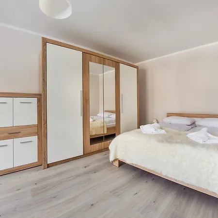 Szkolna, Sun & Snow * مينزفوجة